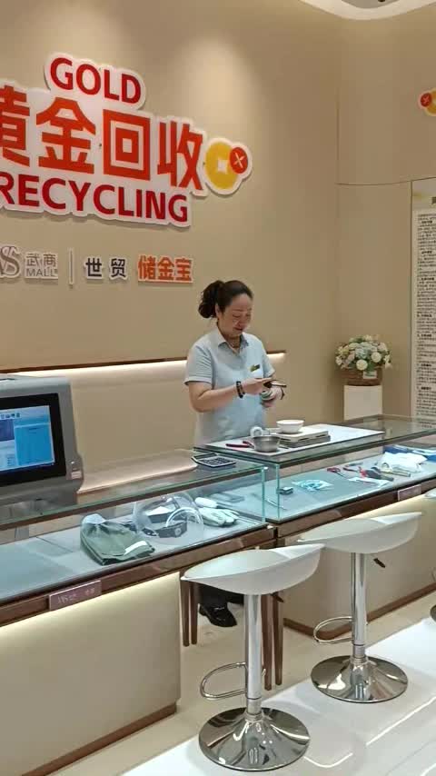 拎着一公斤黄金，现场兑付80万元！武汉这家商场刷新黄金回收单笔纪录