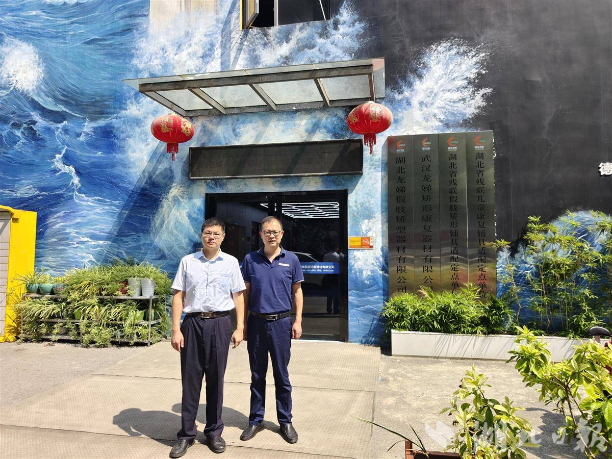 图为该行工作人员上门服务.jpg 图为该行工作人员上门服务.jpg