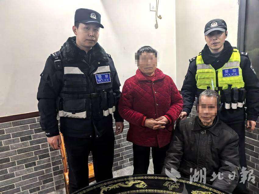 民警将老人护送回家。