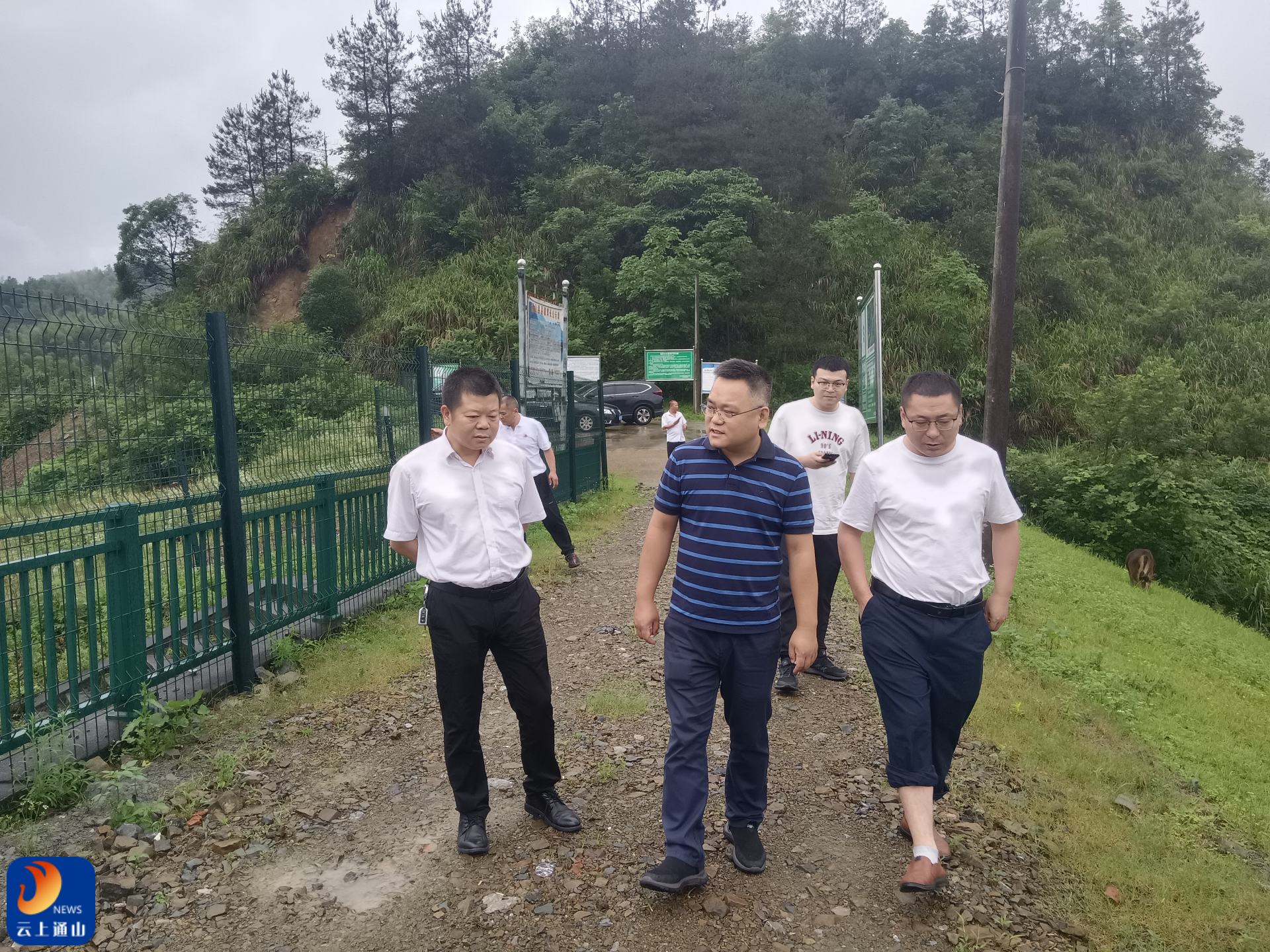 县领导到通山县南林桥镇开展"七一"走访慰问