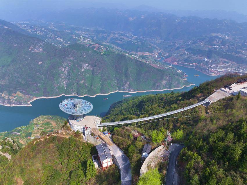 "清明时节,巴东巫峡口景区迎来春日旅游热潮,来自湖南的游客陈思维站