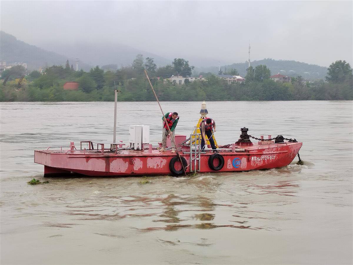 余家湖水文站测验人员维护泥沙在线监测设备.jpg