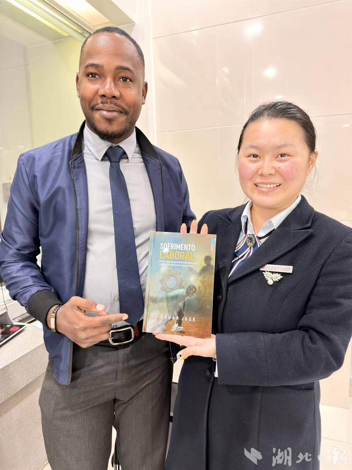 图为该行为客户办完业务后露出满意微笑 (2).jpg