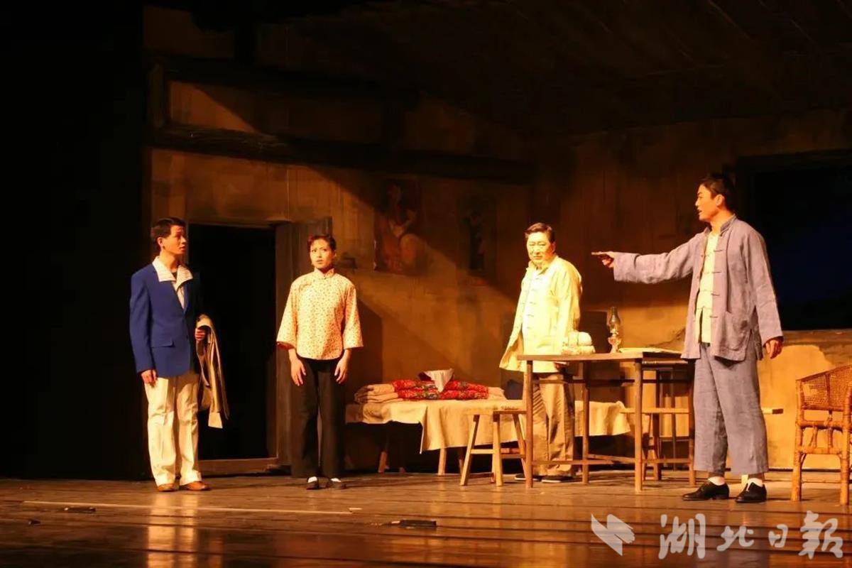 2007年，湖北省话剧院（长江人艺的前身）演出《雷雨》剧照