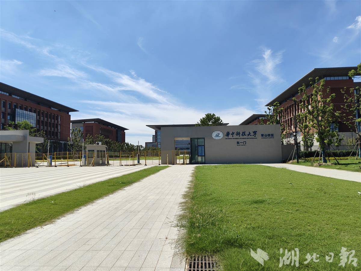 华中科技大学军山校区位于左岸大道一侧1.jpg