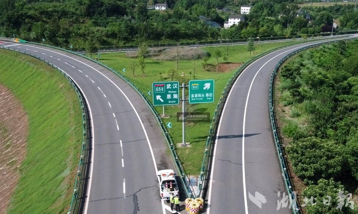 路域环境整治后的翻坝高速点军互通袁京亚摄.png
