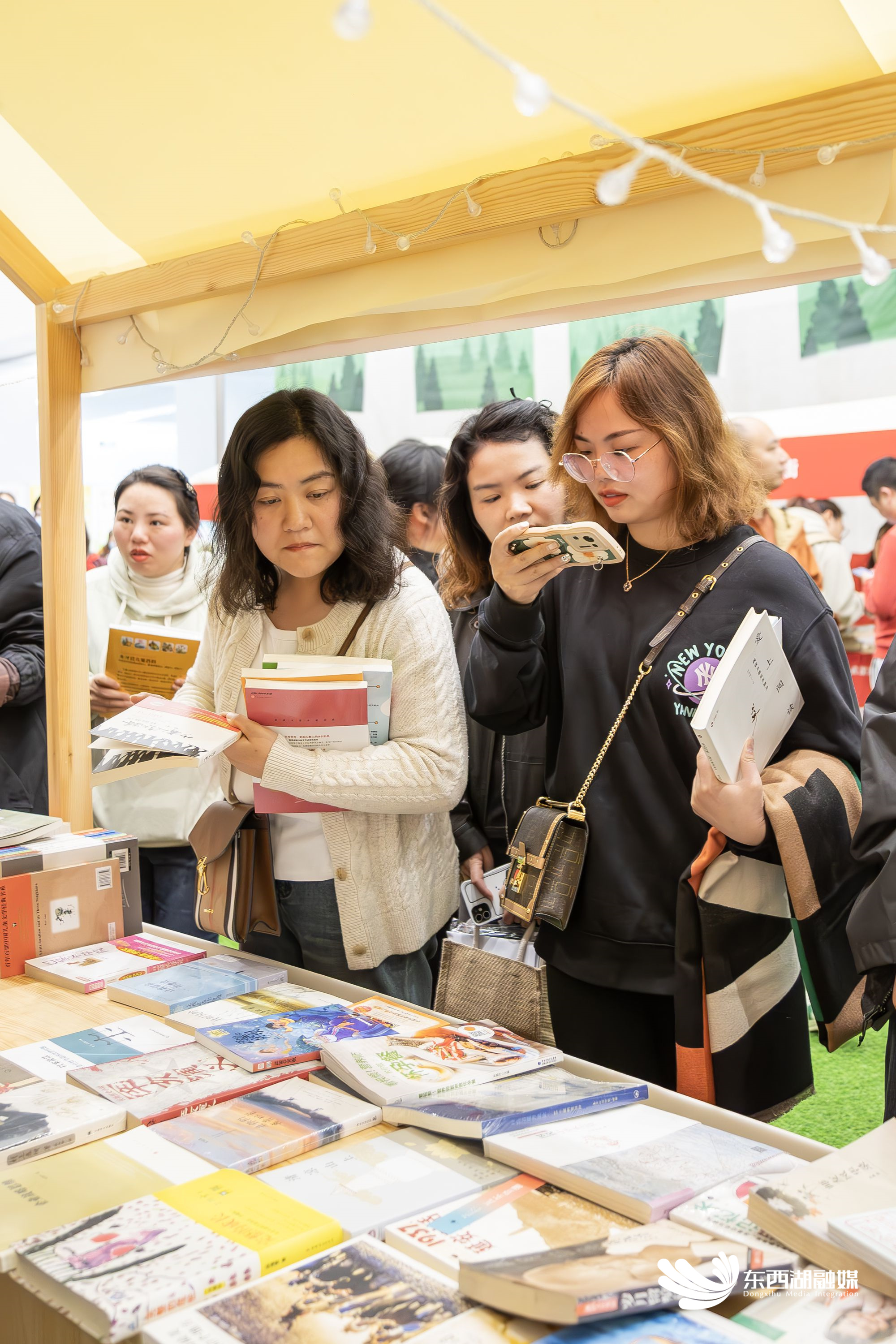 让图书"流动起来" 东西湖区开展图书漂流集市活动