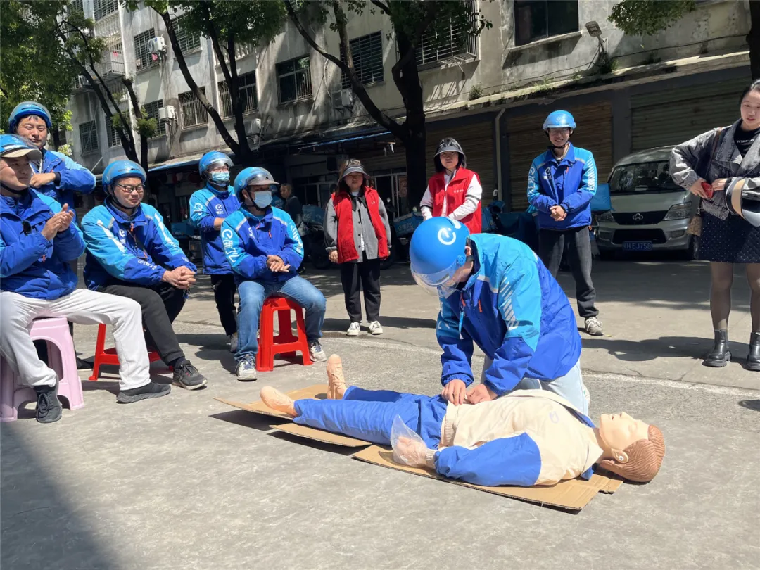 联合红十字会为小哥提供急救培训.png