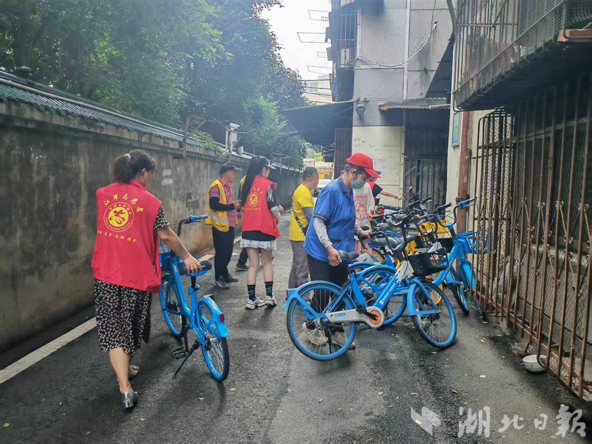 执法队员、单车公司运维人员、社区物业及志愿者们深入边边角角“找车”  (2).jpg
