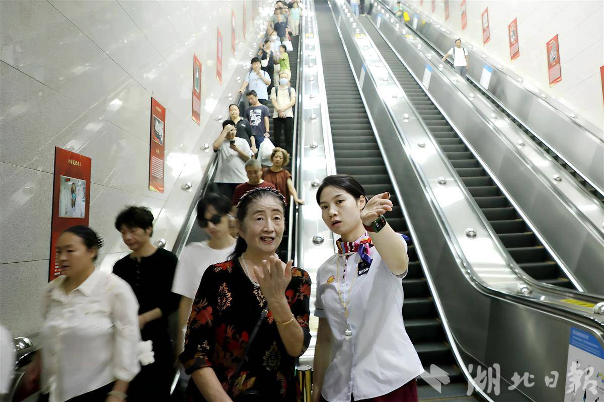 双节期间，武汉地铁工作人员坚守岗位，值班人员引导乘客乘车。袁永华 摄.jpg