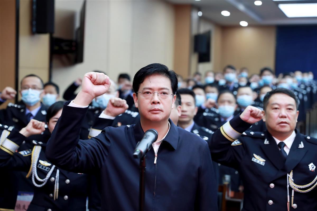 咸宁公安出台十条警规让民警少上酒桌远离牌桌多坐书桌