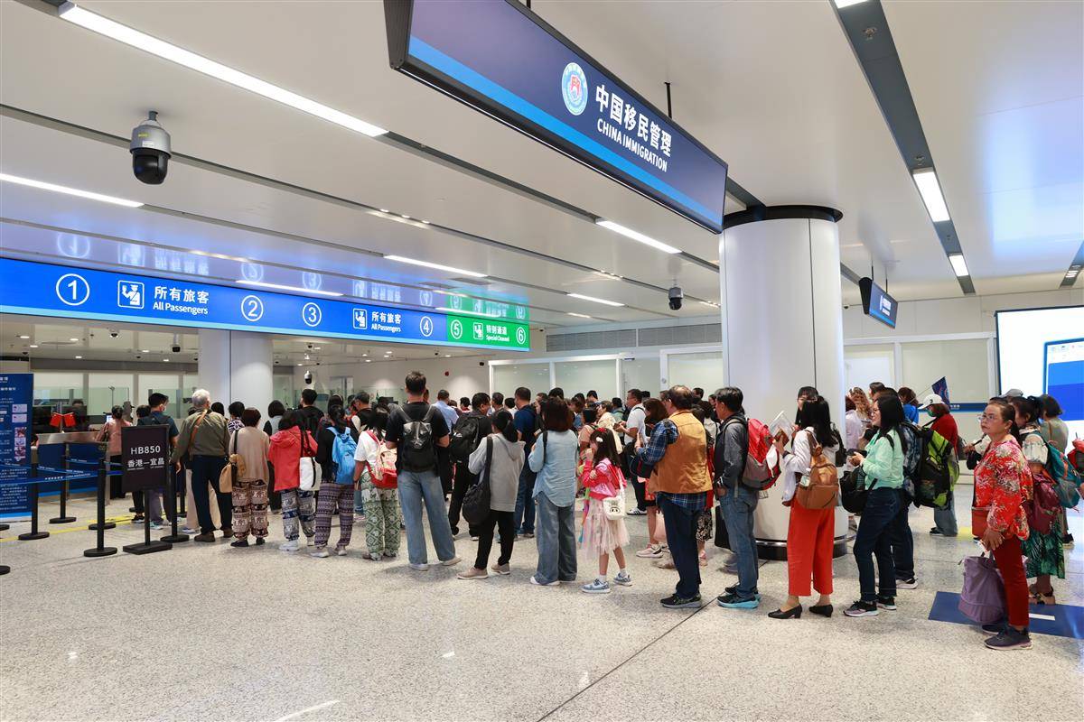 图为正在接受边检查验的旅客.JPG