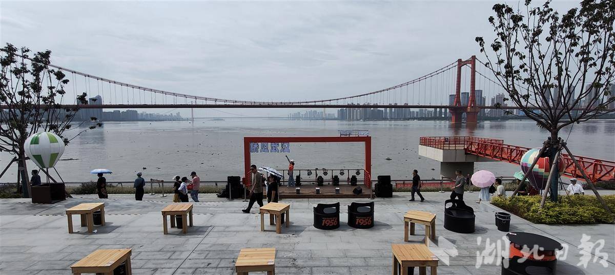 006 江边搭建的露天舞台。.jpg