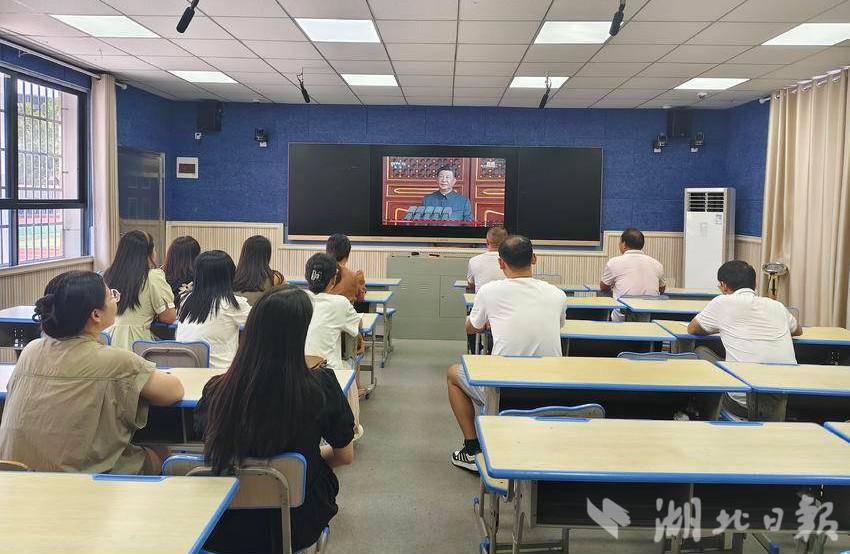 蕲春县第三实验小学观看阅兵式稿件.docx