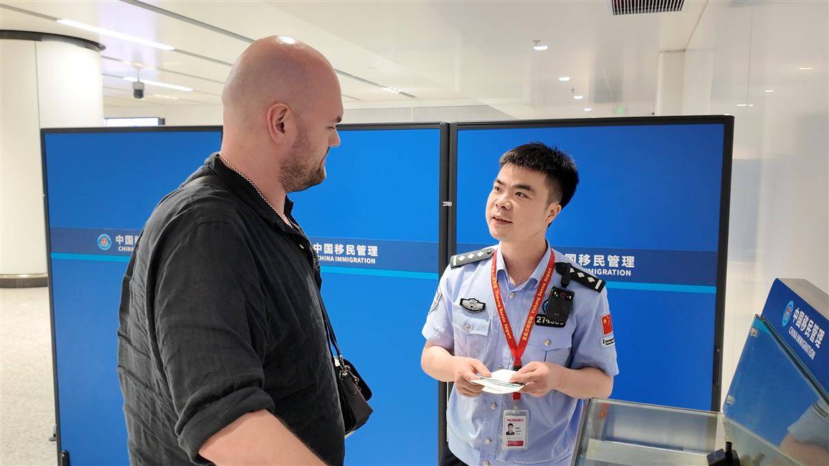 移民管理警察为外籍游客提供政策解答.jpg
