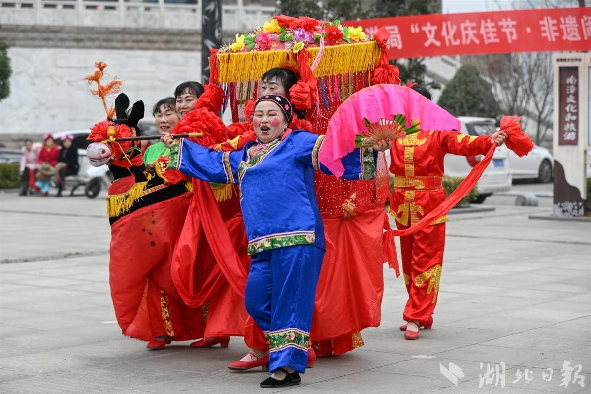 劃旱船,打獅子,東鞏高蹺,犟驢……南漳民俗文化鬧元宵 - 湖北日報新聞