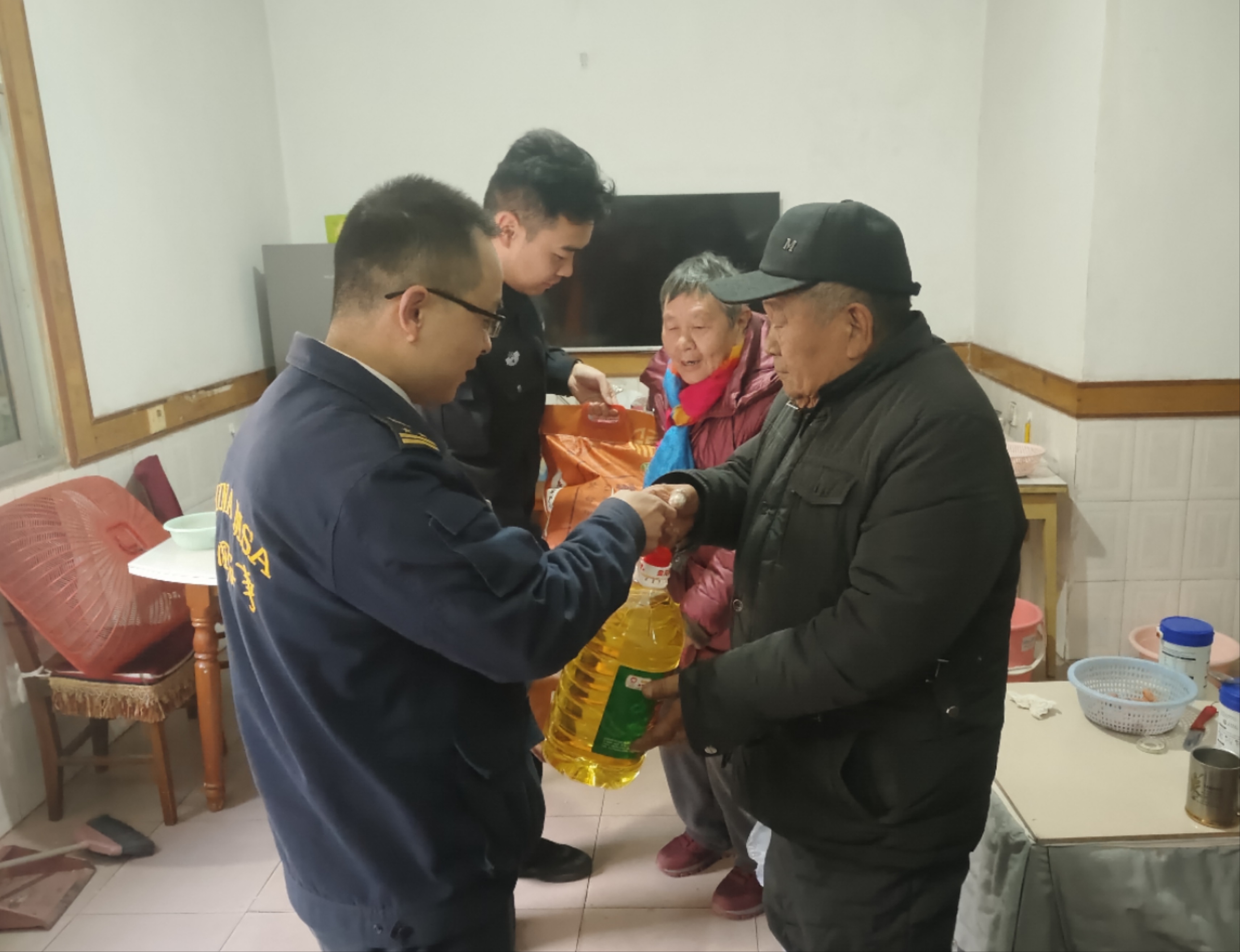 长江航运公安局荆州分局公安派出所:岁末情深暖意融 走访慰问暖人心