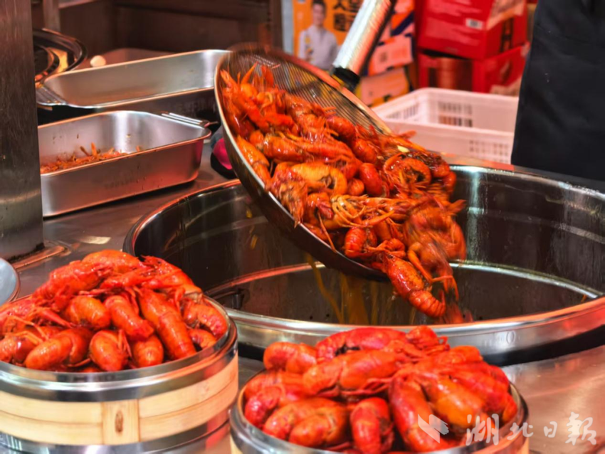 港味食光】嘬嘬龙虾集市:又到一年吃虾季,你的DNA动了吗? - 湖北日报新闻客户端