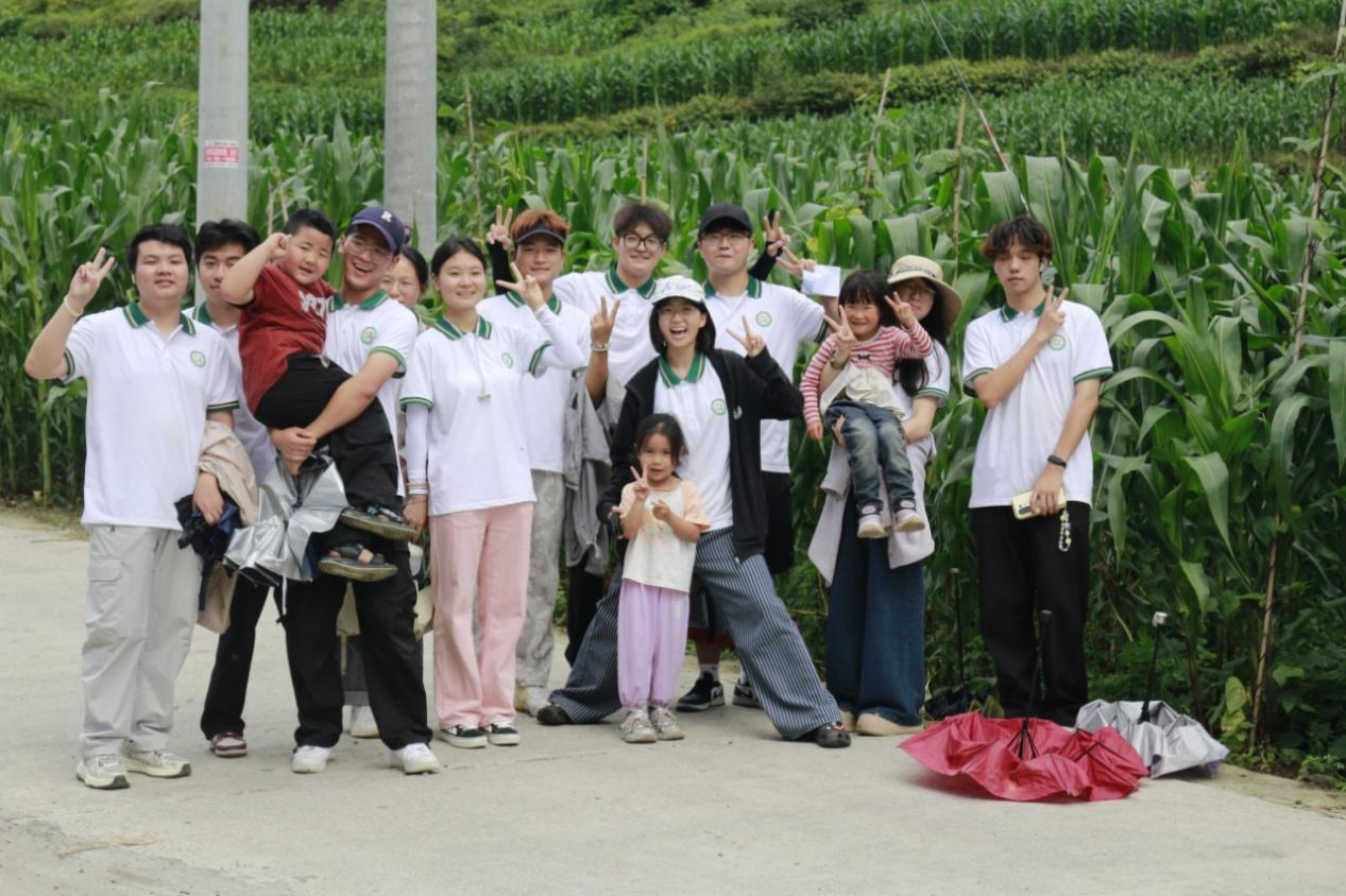 志愿队成员进行家访调研.png
