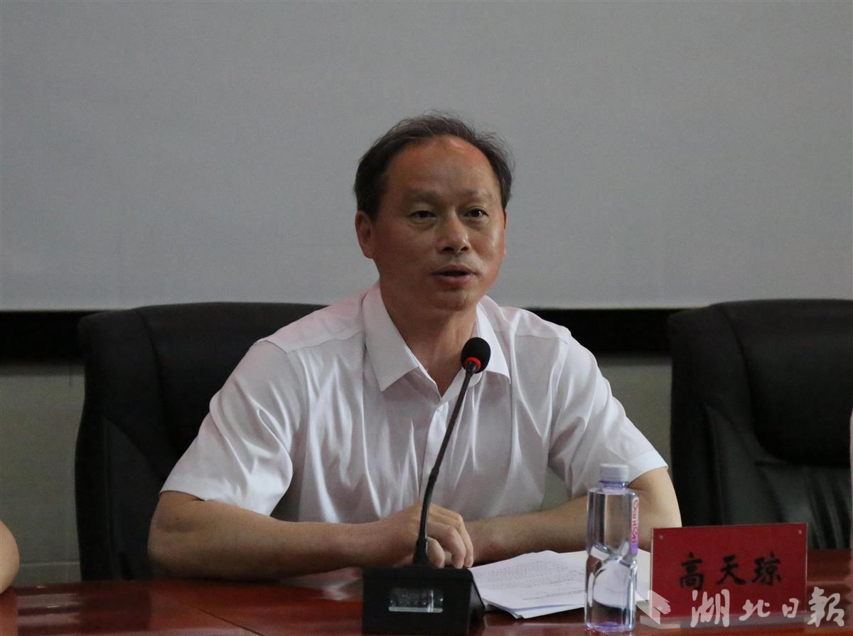 省委讲师团主任高天琼,华中师范大学党委常委,副校长彭南生,华中师范