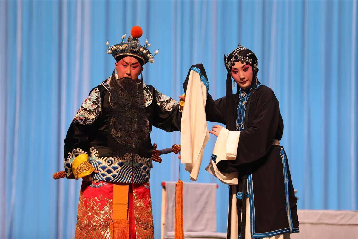 4月16日晚，京剧《红鬃烈马》演出剧照。