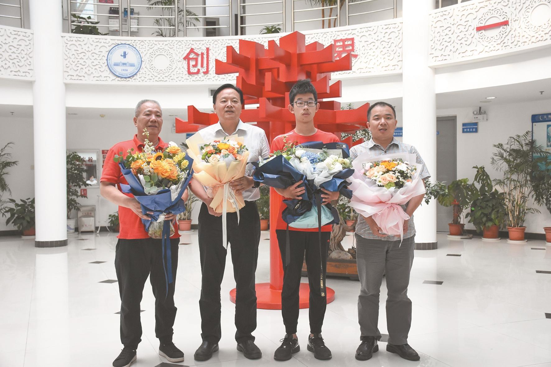 以全国第一名的成绩选拔进国家队武汉高中生获奥数世界冠军