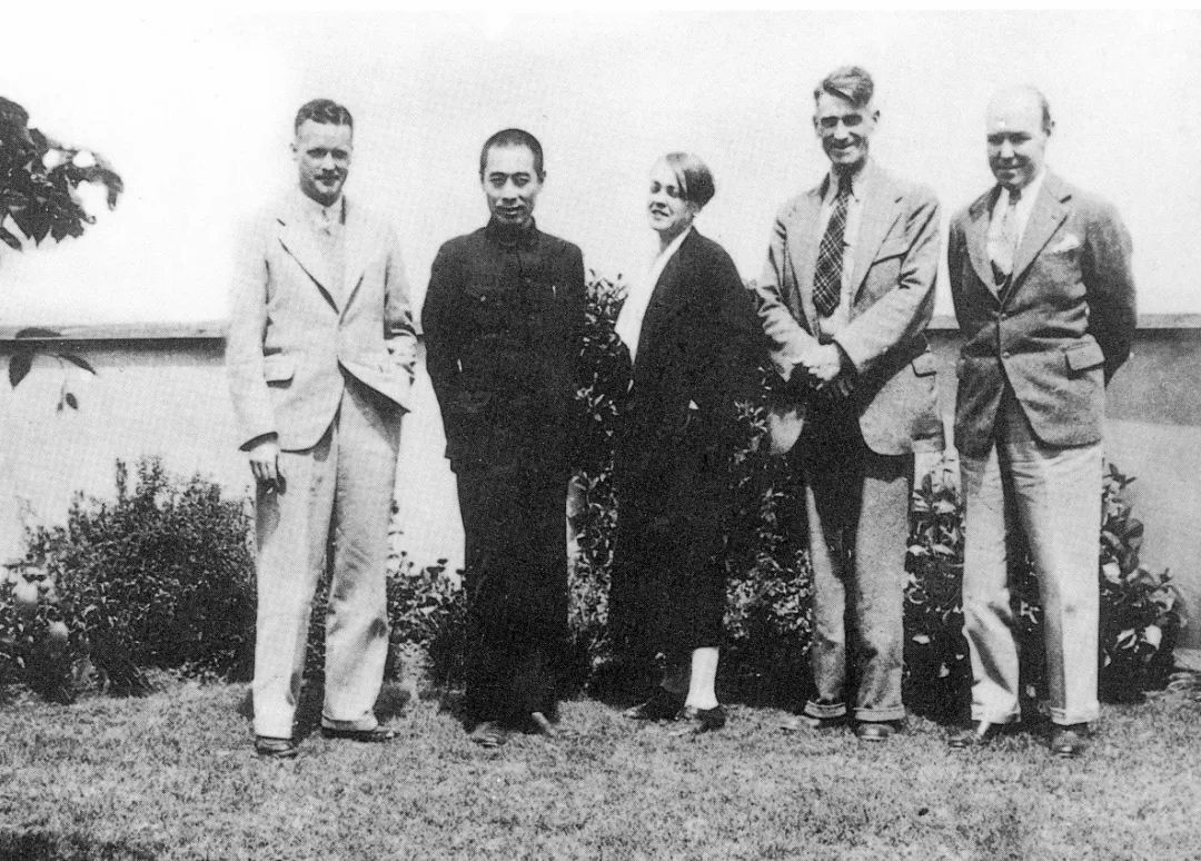 周恩来（左二）与路易·艾黎（左一）等国际友人留影（八路军武汉办事处旧.png