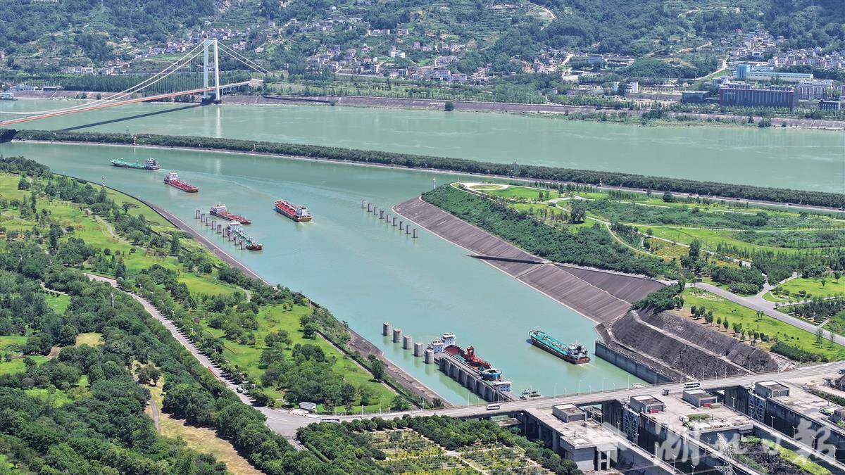 繁忙的长江宜昌段水域 黄善军摄.jpg