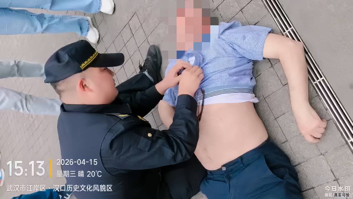王馨广第一时间对该名外国男子进行施救 (2).jpg