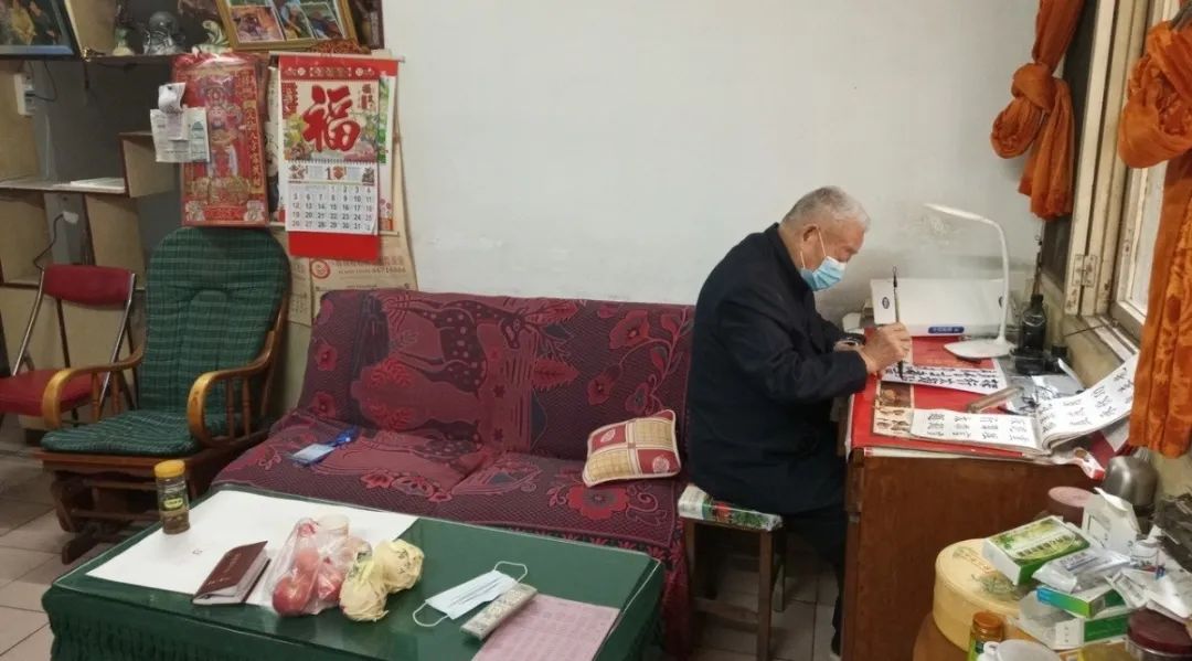 练字写文章在家转圈散步做锻炼这个独居老人很会找乐子