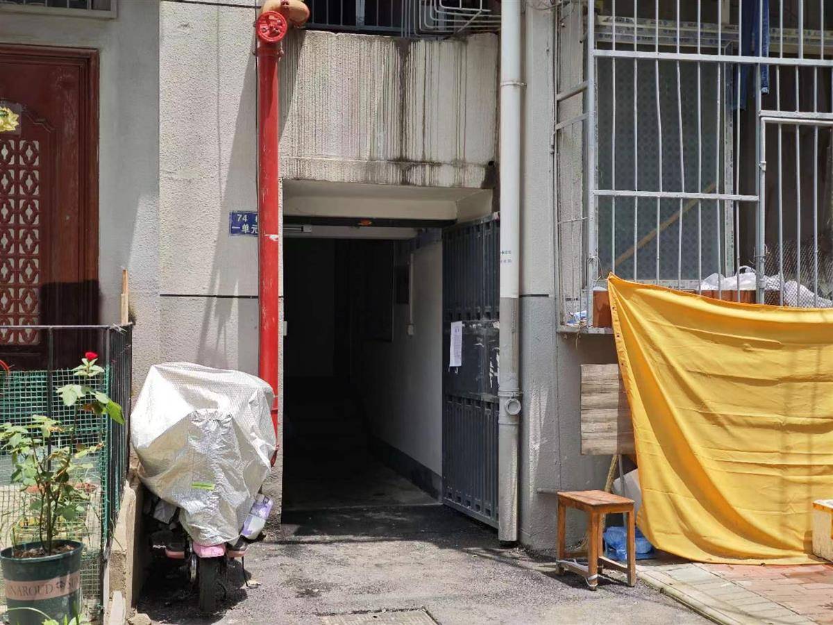 身中15刀仍与歹徒殊死搏斗,武汉民警邱建军鲜血浸透警服壮烈牺牲
