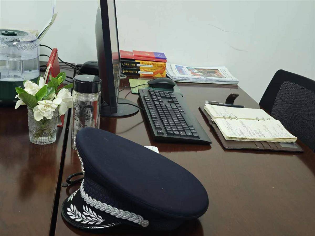 身中15刀仍与歹徒殊死搏斗,武汉民警邱建军鲜血浸透警服壮烈牺牲
