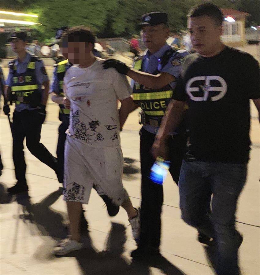 身中15刀仍与歹徒殊死搏斗,武汉民警邱建军鲜血浸透警服壮烈牺牲
