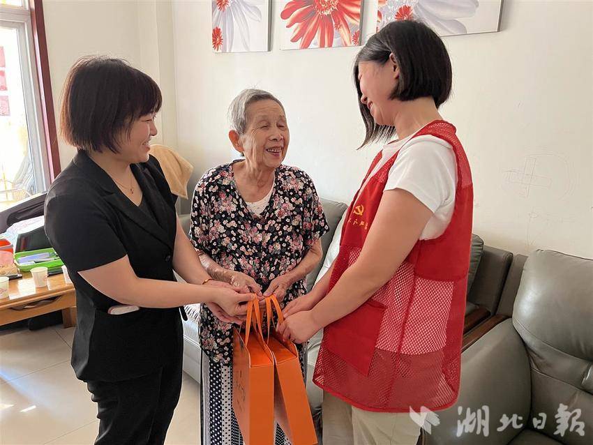 在水域天际社区青年议事会上，刘诗韵与大学生们围绕“如何美化社区环境