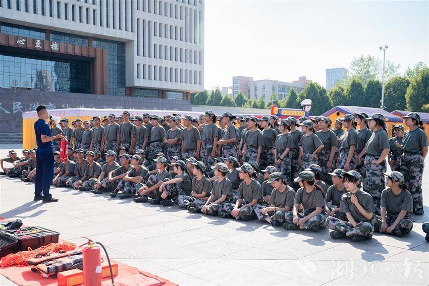 【湖北日报客户端】武汉万名高校新生同上“消防安全开学第一课”