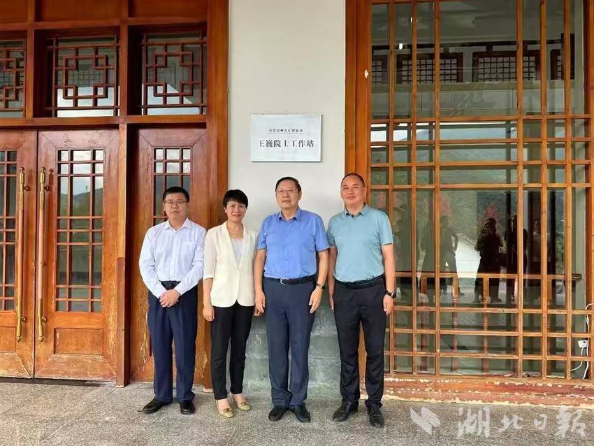 湖北文物发过烦请找原图------------神农架考古研究基地王巍院士考古工作站揭牌.jpg