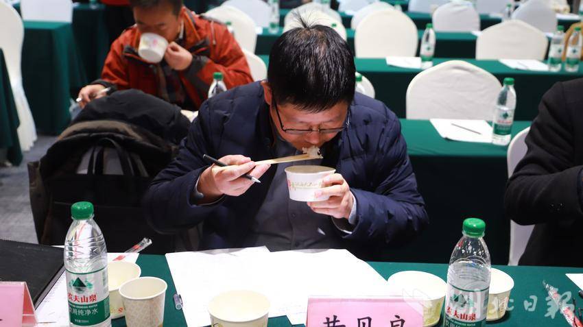 专家认真品鉴米饭的质量。