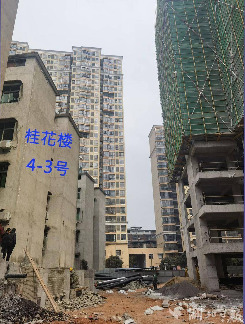 桂花楼小区4-3号东侧为在建高楼。