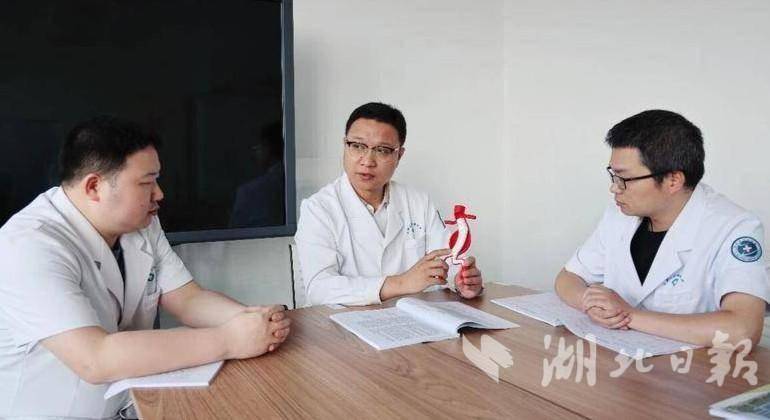 心脏血管外科负责人郑操(中)组织病例讨论