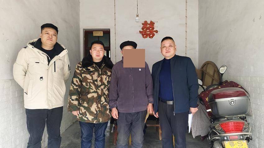 岁末寒冬送温情   走访慰问暖民心.doc