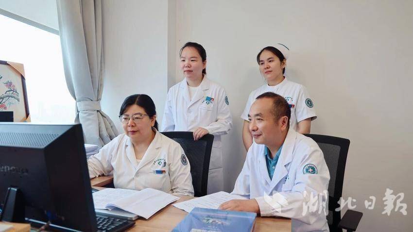 血液内科、输血科医务人员查看患者检查指标
