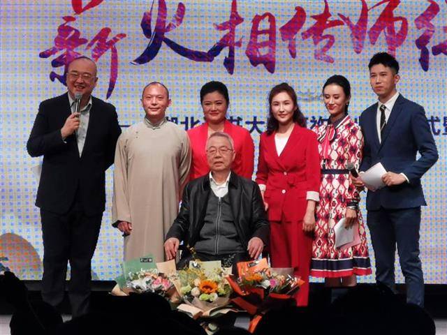 湖北评书表演艺术家何祚欢喜收3位徒弟 - 湖北日报新闻客户端