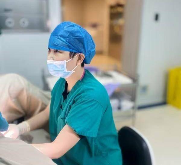 谢青贞教授做胚胎移植